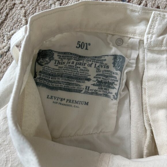 Levi's 501 Off-White High-Rise 5 Button Fly Distressed Jean Shorts Size 28 - Picture 4 of 6